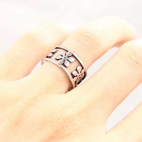 Jewelry - Floral Ring
